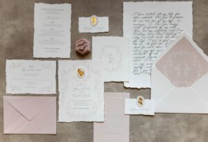 Papeterie de mariage raffinée avec faire-part, menu et enveloppes personnalisées