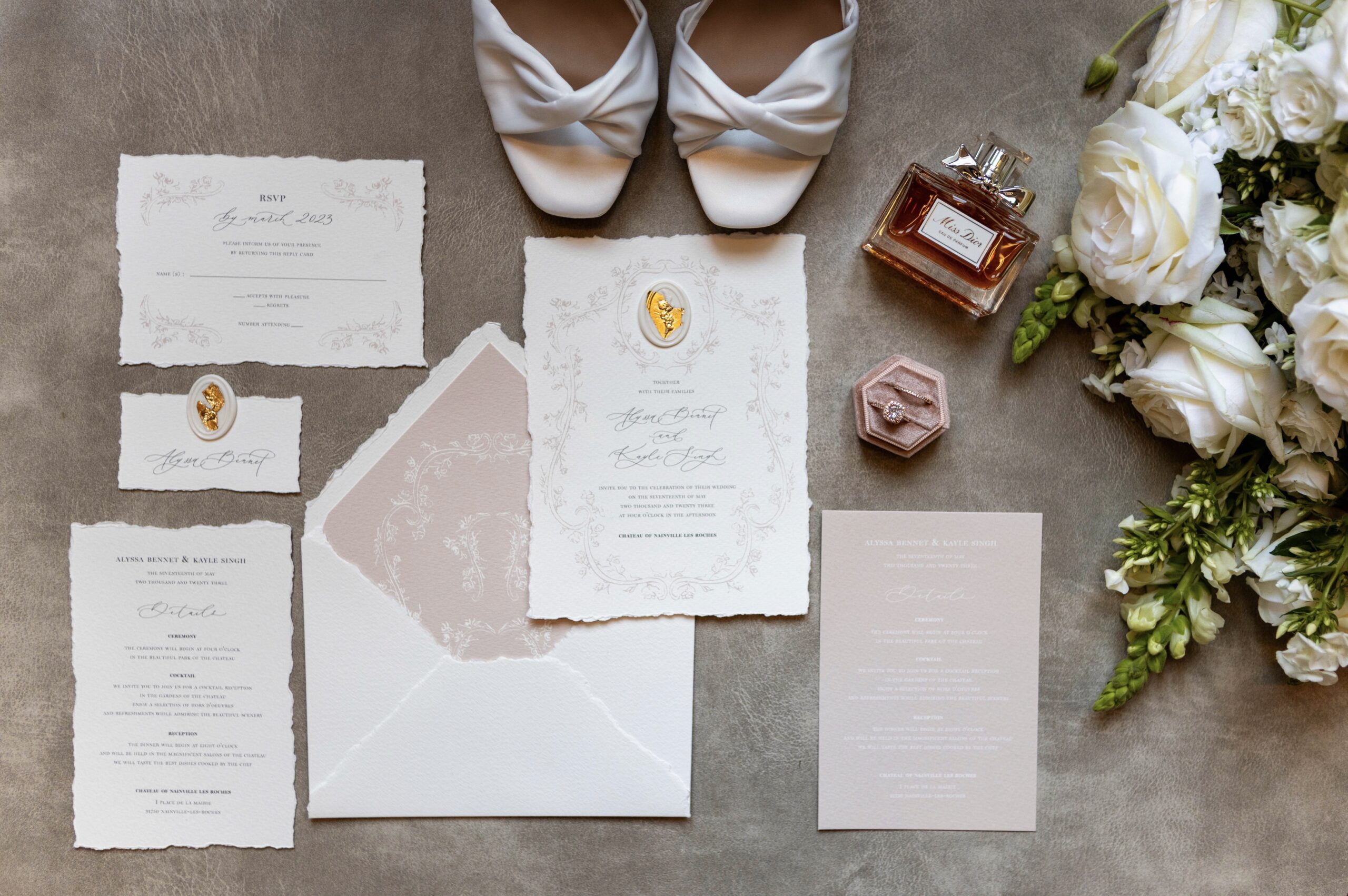 Faire-part de mariage, chaussures, parfum et bouquet fleuri en flatlay élégant