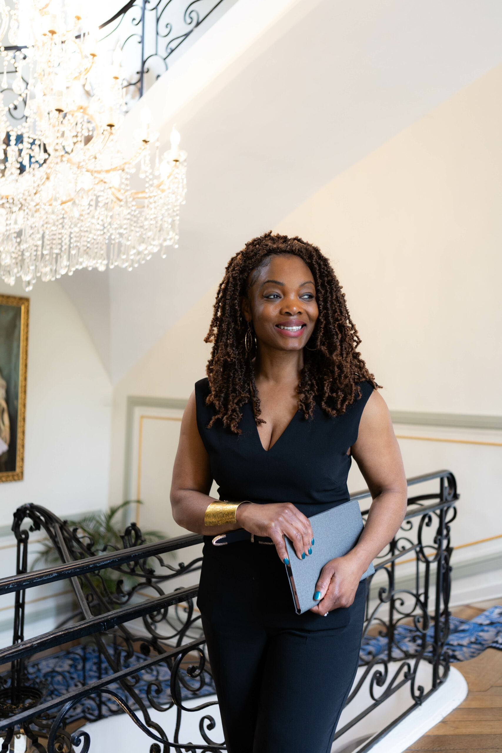 Roselaine, wedding planner, posant avec une tablette dans un lieu élégant