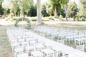 Chaises alignées pour une cérémonie laïque de mariage en extérieur
