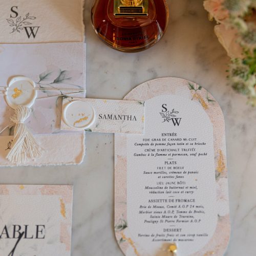 Papeterie de mariage élégante avec menu, marque-place et sceaux floraux