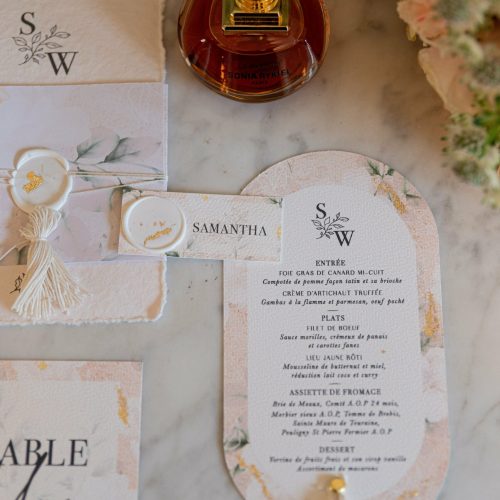 Papeterie de mariage élégante avec menu, marque-place et sceaux floraux