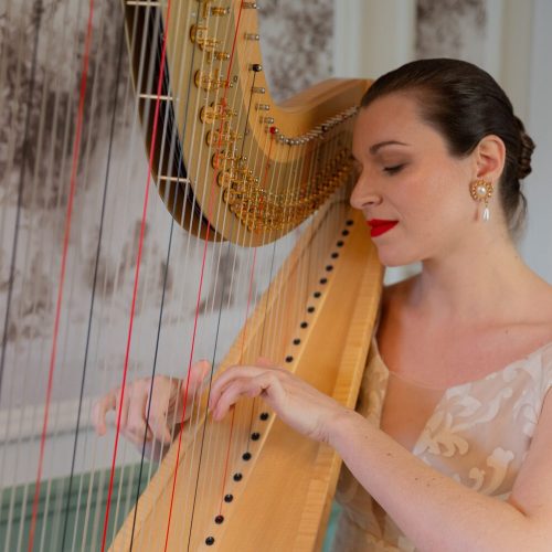 Harpiste en robe élégante jouant de la harpe lors d’un mariage intimiste